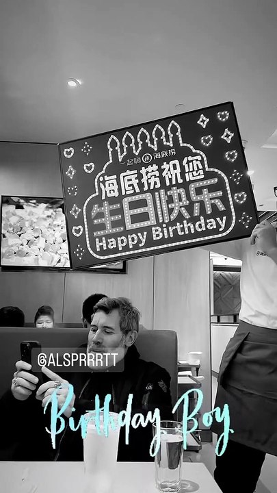 Né en 2008 de la précédente relation de son célèbre papa avec l'actrice Bérangère Allaux (le couple a également une fille prénommée Gena et née en 2004, ndlr), le jeune homme fêtait donc ses 15 ans.Laeticia Hallyday, Instagram.