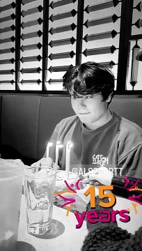 Il a soufflé ses bougies dans un restaurant, sous les applaudissements de sa belle-mère et de son père. Une séquence postée ce mardi 2 mai par l'ex-compagne de Johnny sur son compte Instagram.Laeticia Hallyday, Instagram.