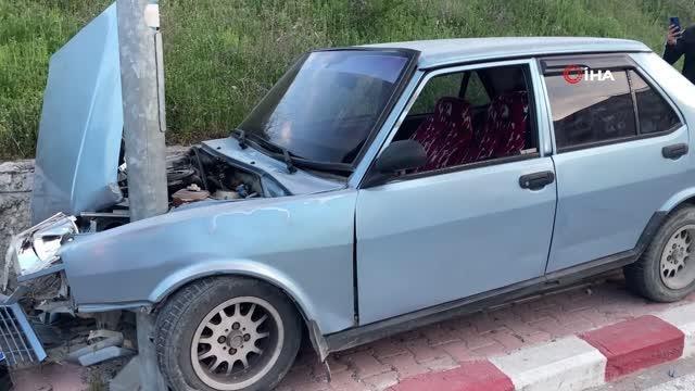 Direğe çarpıp hurdaya dönen otomobilden burunları kanamadan çıktılar