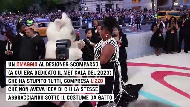 Met Gala 2023, la trasformazione di Jared Leto: prima vestito da gatto, poi è tra i più eleganti