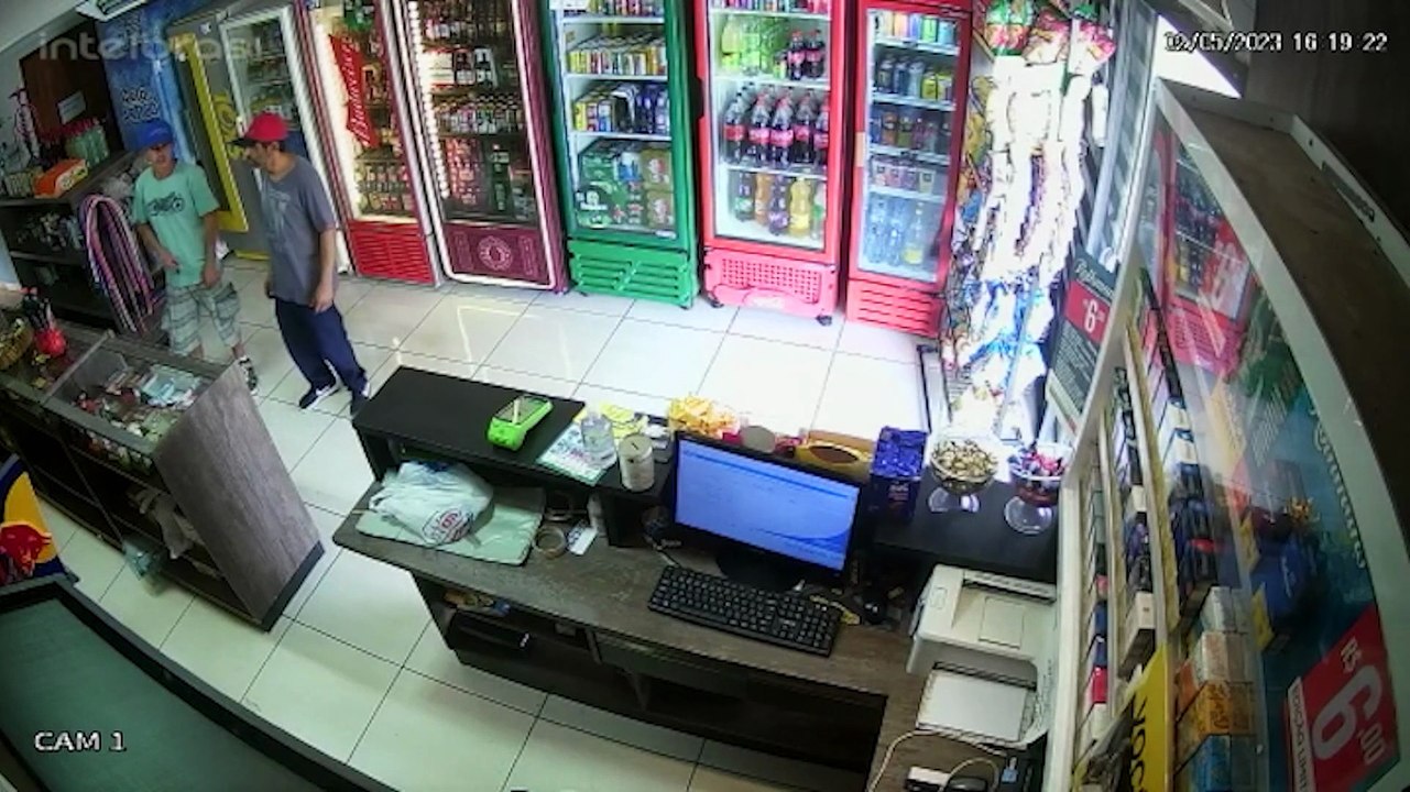 Urgente: ladrões armados cometem assalto em conveniência