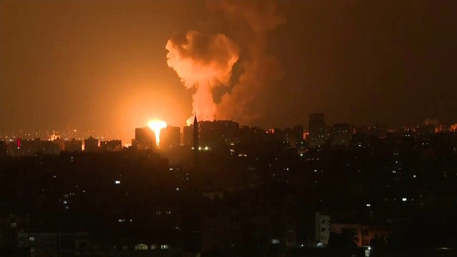 مشاهد من قطاع غزة أثناء قصف الجيش الإسرائيلي على مواقع تابعة للفصائل الفلسطينية #العربية