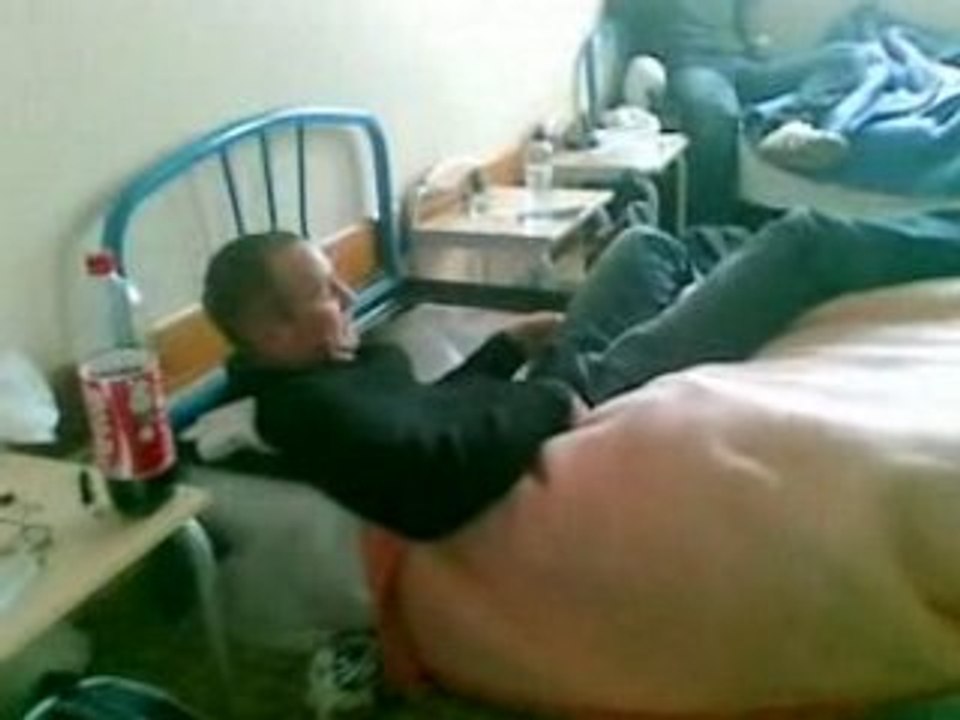 Seb tombe dans le lit