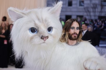 Un gato gigante y un homenaje a las creaciones de Karl Lagerfeld se toman la Met Gala
