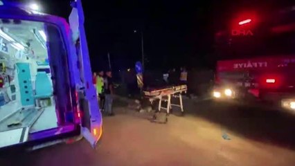 ADANA'DA REFÜJE ÇARPAN OTOMOBİLDE AYNI AİLEDEN 4 KİŞİ YARALANDI