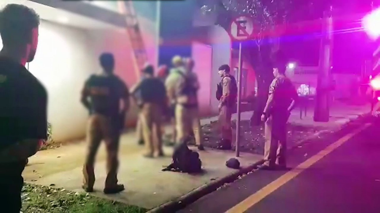 Homem em surto sobe em telhado de farmácia e mobiliza Bombeiros, Samu e PM