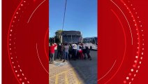 Estudantes da UFMT empurram ônibus enguiçado durante viagem de aula de campo  MT