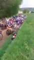Disastrosa caduta di tutti i ciclisti al Tour de Bretagne