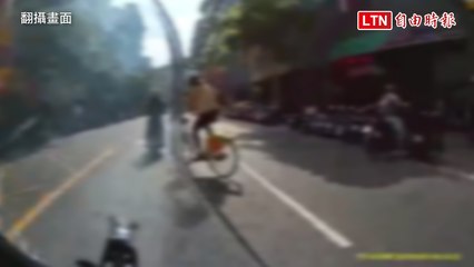 YouBike成「移動式神主牌」突切內側  騎士閃避不及撞上雙雙倒地(翻攝畫面)
