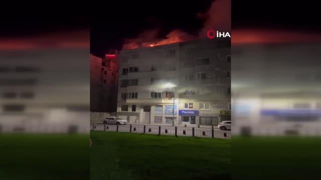 Beyoğlu'nda 5 katlı metruk binanın çatısı alev alev yandı