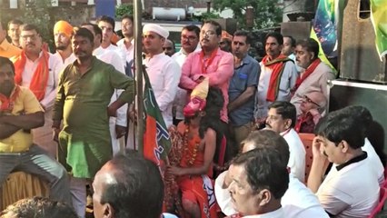 'हनुमान जी' के भेष में दिखा BJP कार्यकर्त्ता, पार्टी झंडे का लंगोट बनाने पर हुआ विवाद