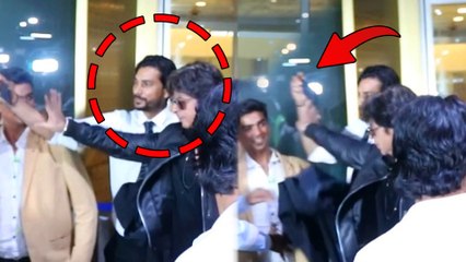 Mumbai Airport पर फैन्स के बीच घिरे Shah Rukh Khan ने झटका फैन का मोबाइल, वीडियो वायरल