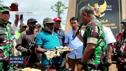 Mantan Panglima OPM Serahkan Enam Pucuk Senjata Kepada TNI