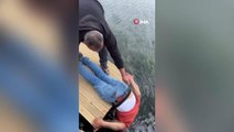 Denize düşürdüğü telefonunu kurtarmak için arkadaşı bacaklarından tutup denize sarkıttı