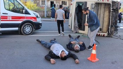 Tırın işçi servisine çarptığı kazada 33 kişi yaralandı! Yaşanan can pazarı kamerada