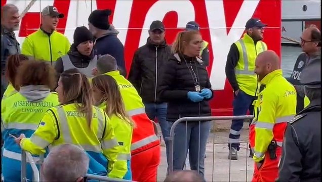 Lo sbarco dei migranti dalla nave di Emergency a Livorno (Video Novi)