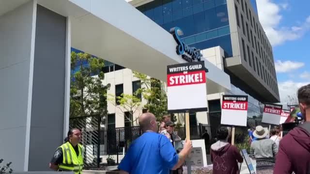 Una huelga de guionistas amenaza con paralizar Hollywood