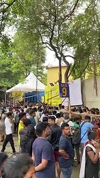 IPL टिकट बिक्री: क्रिकेट प्रशंसकों को तितर-बितर करने के लिए पुलिस ने किया लाठीचार्ज