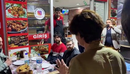 Canan Kaftancıoğlu yemek yiyen gençlerin sofrasına uğradı: İnanç, neşe ve umut kötülüğü yenecek