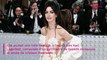 Robe fendue et décolleté XXL : Anne Hathaway incendiaire au Met Gala (PHOTO)