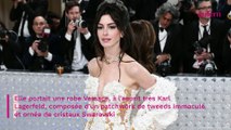 Robe fendue et décolleté XXL : Anne Hathaway incendiaire au Met Gala (PHOTO)