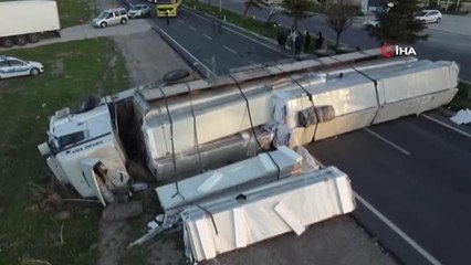 Panel yüklü tır devrildi, karayolunun bir yönü 2 saat trafiğe kapalı kaldı