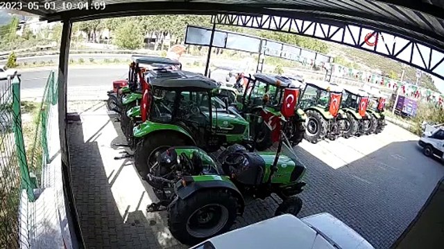 Havaalanına yolcu taşıyan minibüs kamyona çarptı, çok sayıda yaralı var