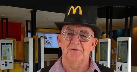 Du haut de ses 72 ans, il est employé chez McDonald's car il ne supportait pas de rester à la retraite