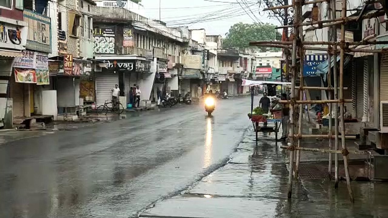 सुबह खिली तेज धूप, दोपहर में फिर बदला मौसम, हुई झमाझम बारिश
