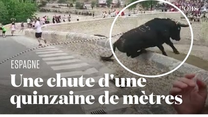 Un taureau se précipite dans le vide lors d'une fête traditionnelle en Espagne