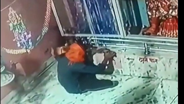 मंदिर में दानपात्र को तोड़कर चोरी की घटना सीसीटीवी कैमरे में हुई कैद,देखे वीडियो