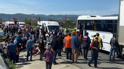 Yolcuları taşırken kamyona çarptı: 34 yaralı