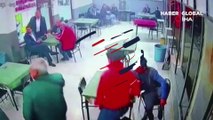 Sandalyeler havada uçuştu! Yeşil Sol Partililerin kahvehanedeki 4 kişiyi darp ettiği anlar kameraya yansıdı