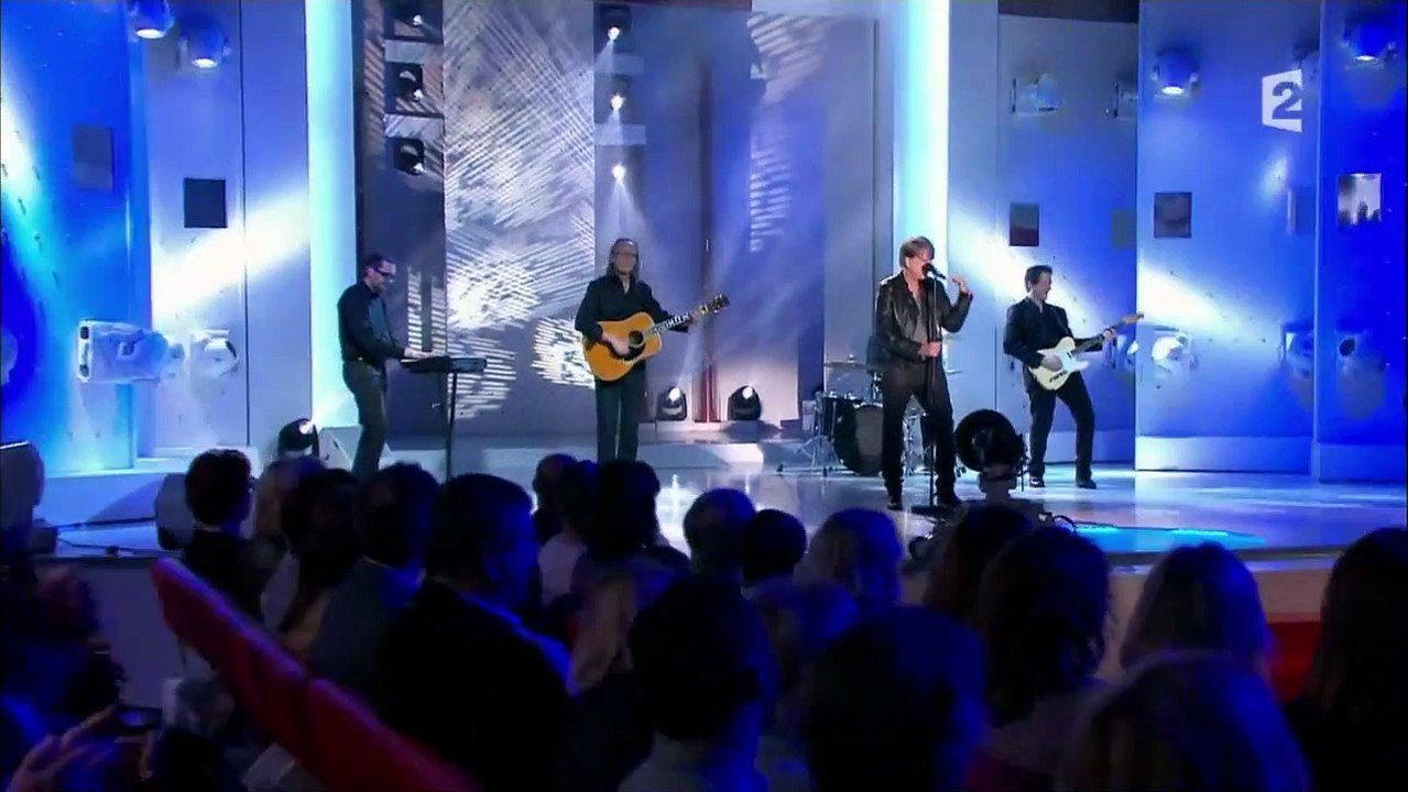 Renaud chante "Toujours Debout" en live