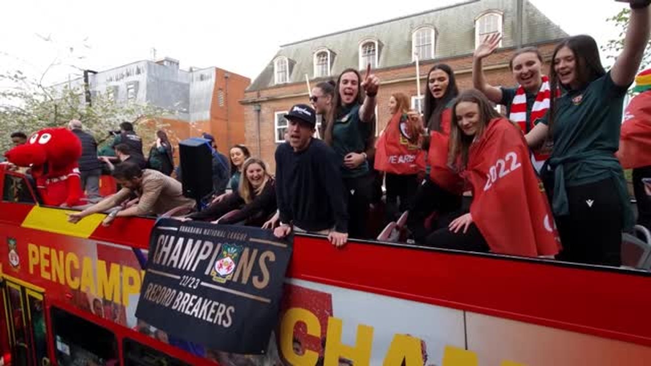 Ryan Reynolds feiert mit Wrexham den Aufstieg