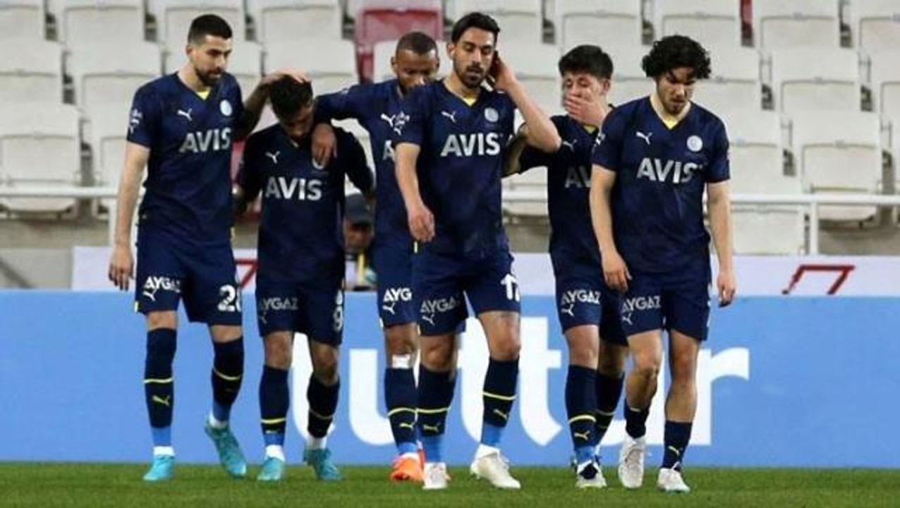 Yıldız futbolcuyu görünce göz yaşlarına hakim olamadı! Fenerbahçe'ye, Sivas'ta özel karşılama