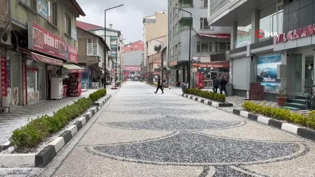 Bitlis'te etkili olan dolu kenti beyaza bürüdü