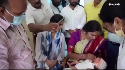 మెదక్: మనవడికి ప్రభుత్వ ఆసుపత్రిలో టీకా వేయించిన ఎమ్మెల్యే