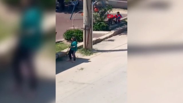 Bıçakla mahalleliyi tehdit edip, 2 kadınla kavga etti