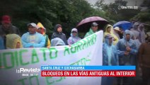 Mantienen bloqueos en la ruta antigua Santa Cruz-Cochabamba; viajeros caminan bajo lluvia hacia los valles