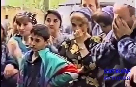 19-летний Рамзан Кадыров в кепке с автоматом. 1995