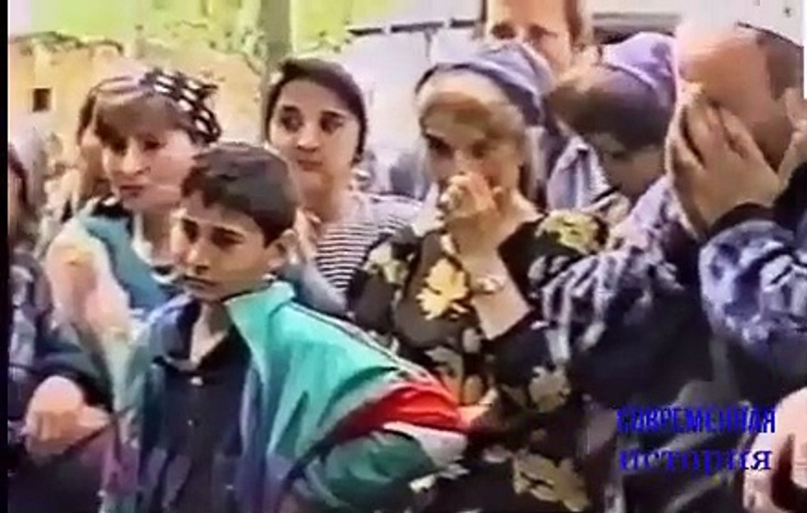 19-летний Рамзан Кадыров в кепке с автоматом. 1995