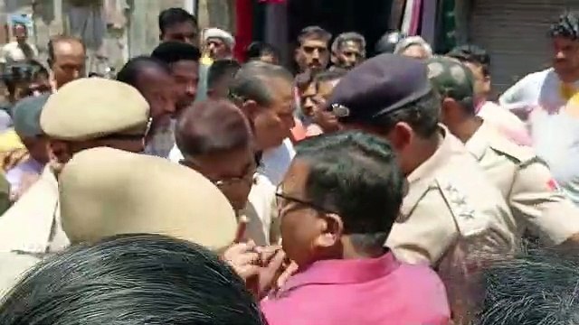 अतिक्रमणों पर छिड़ी रार...पुलिस व व्यापारियों के बीच धक्का-मुक्की, आपस में भिड़े