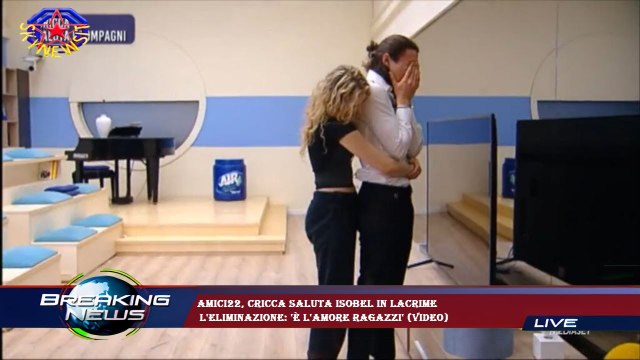 Amici22, Cricca saluta Isobel in lacrime l'eliminazione: 'È l'amore ragazzi' (Video)