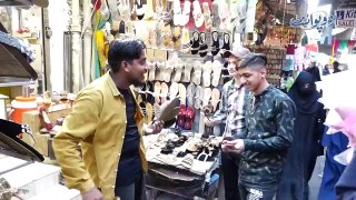 Songs Suna Kar Ladies Ko Shoes Sale Karne Wale Shopkeeper Ki Video Social Media Par Viral Ho Gai