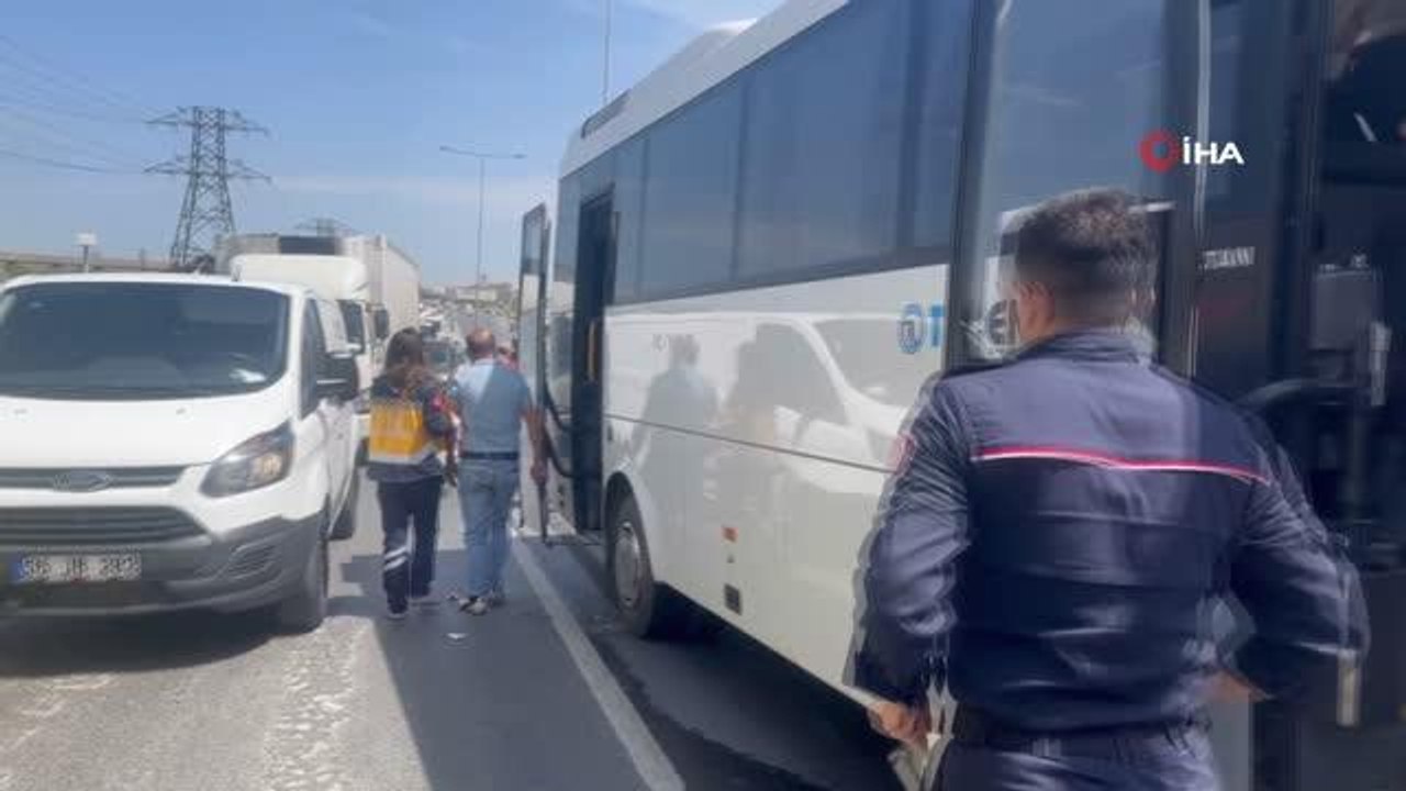 Arnavutköy'de servis aracı kazaya karıştı: 9 yaralı