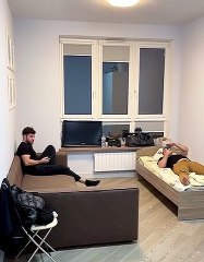 Couché sur un lit piégé... blague douloureuse