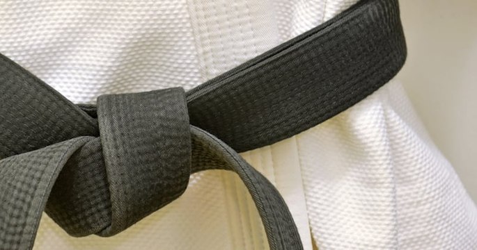 À 68 ans, elle décroche sa ceinture noire de karaté et démontre que rien n'est impossible