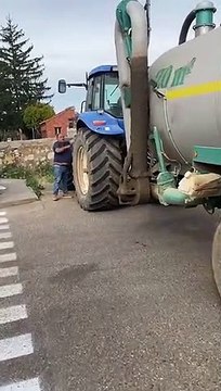 Jesús, ganadero de vacuno de leche de Molacillos, ha bloqueando con su tractor el acceso a Lactalis