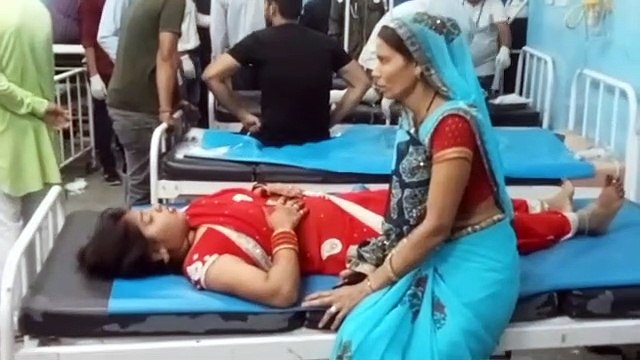 Video News- श्रीडूंगरगढ़ से भात भरने जा रहे थे, टायर फटने से पलटा टैम्पो, मचा हाहाकार, 20 जने घायल